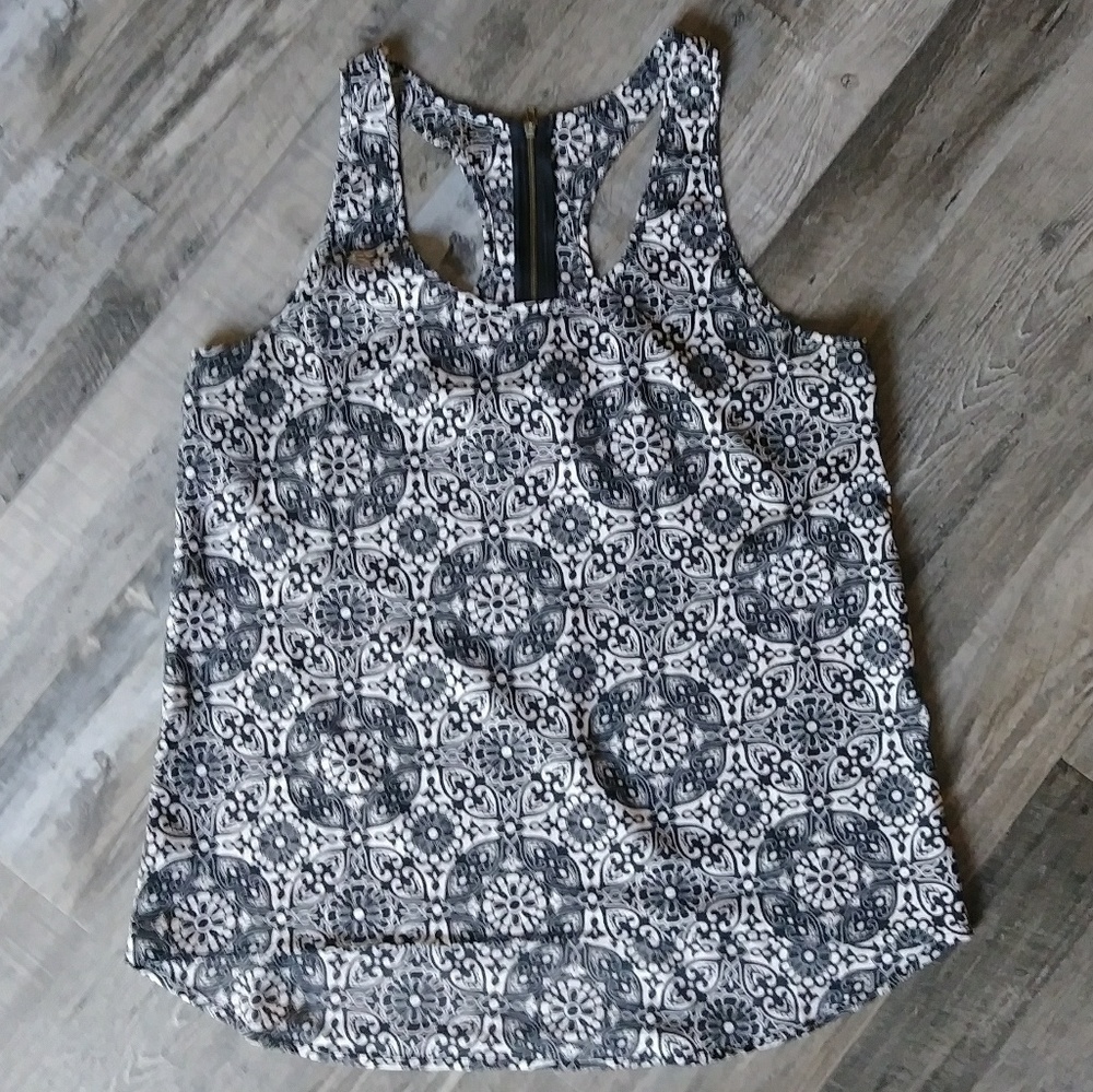 Razor back black and white top